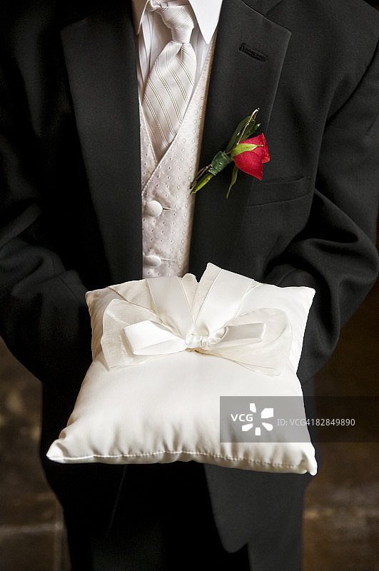 手捧空戒指枕的引路人图片素材