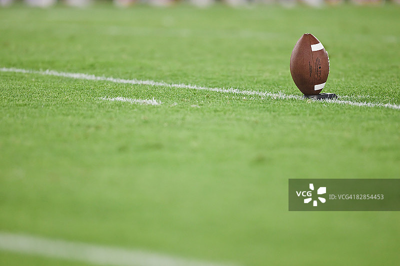 球场上踢球座上的足球图片素材