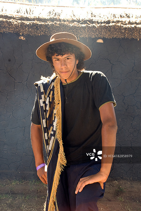 年轻高乔人肖像图片素材