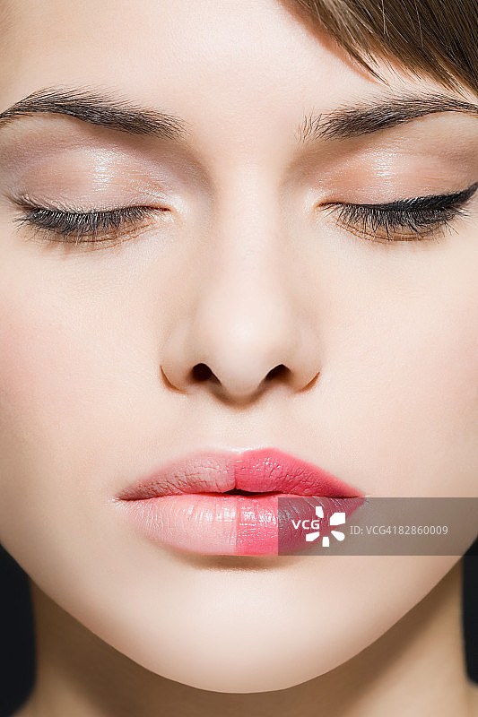 半边脸化妆的女人图片素材
