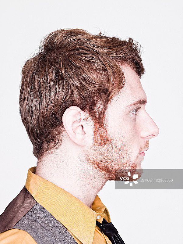 年轻男人的侧面图片素材