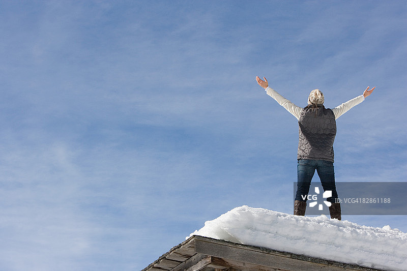站在屋顶上的女子背影图片素材