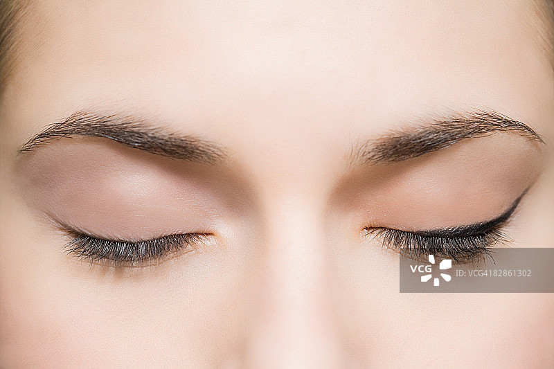 闭着眼睛的女人图片素材