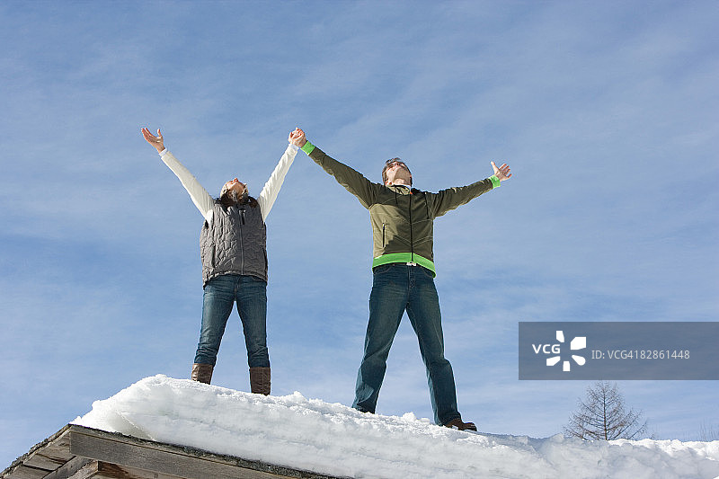 一对情侣站在屋顶上图片素材