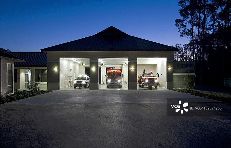 黎明时分的消防站图片素材