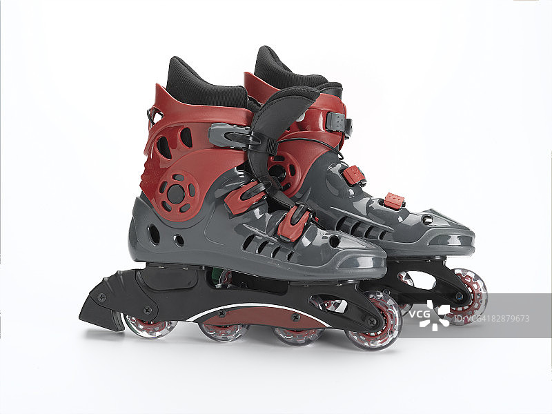 白色背景上的直排轮滑鞋图片素材
