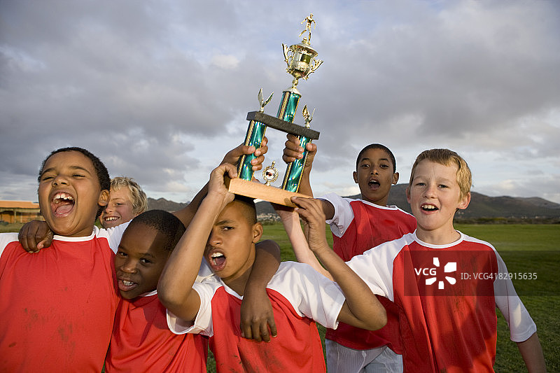 足球队举杯庆祝图片素材