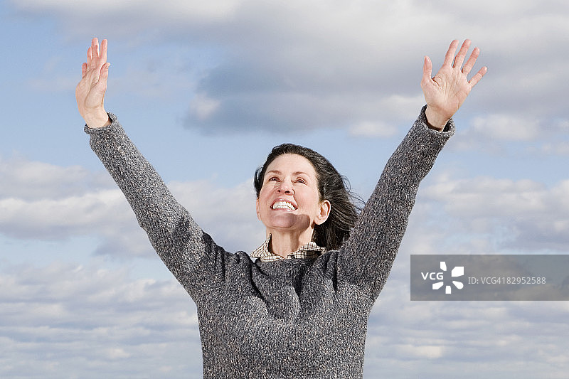 中年妇女举手微笑特写图片素材