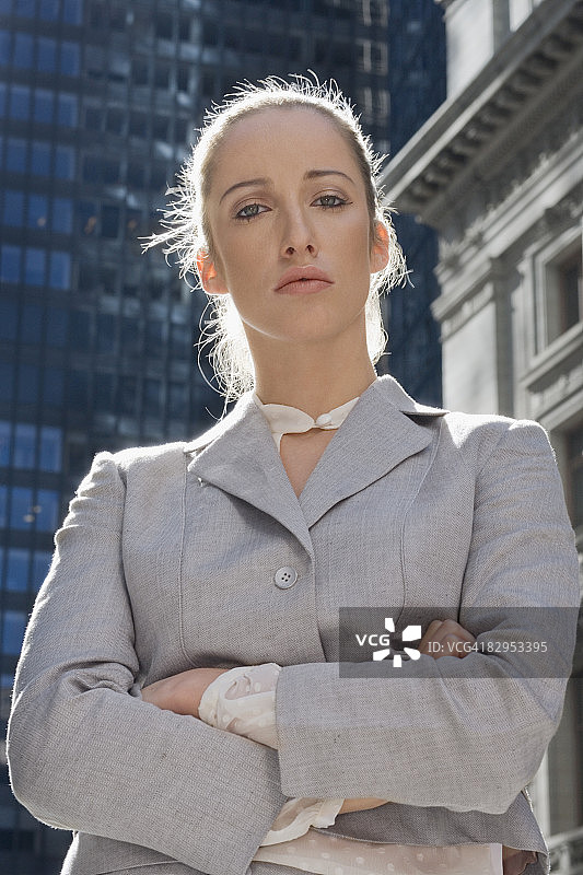 双手交叉的女商人图片素材