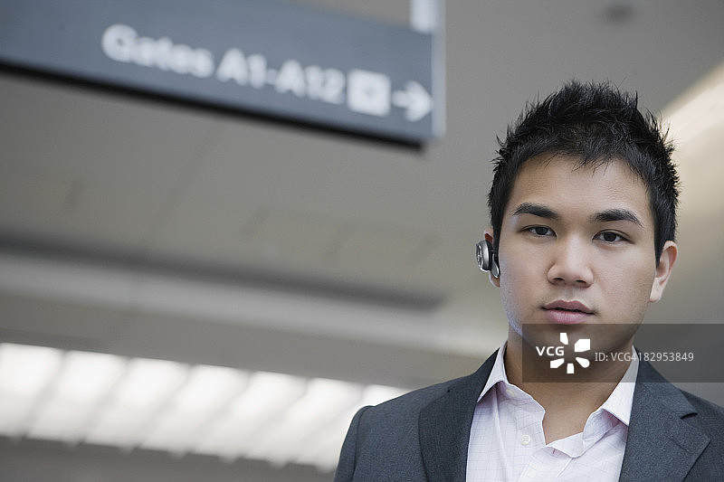 佩戴蓝牙耳机的商人肖像图片素材