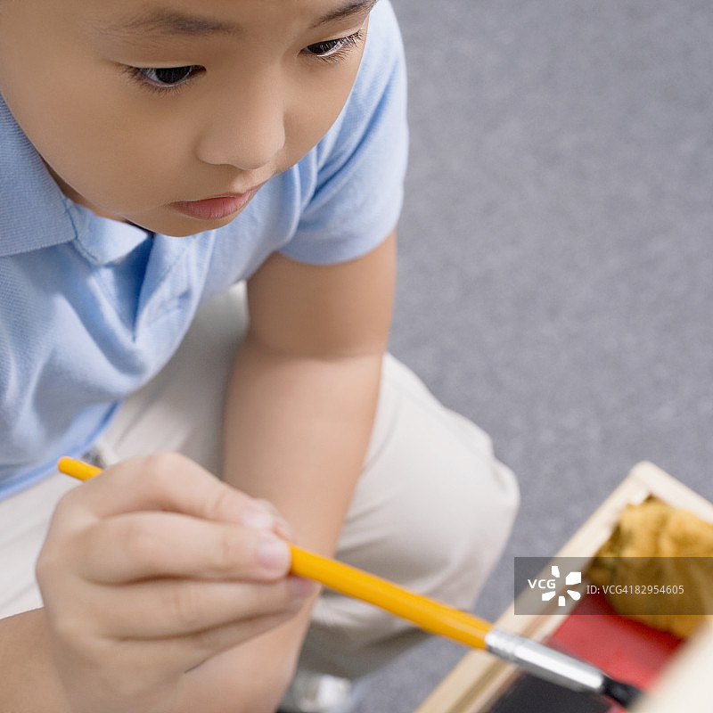 艺术课上小学生绘画俯瞰图图片素材