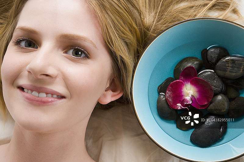 躺在按摩床上微笑的少女肖像图片素材