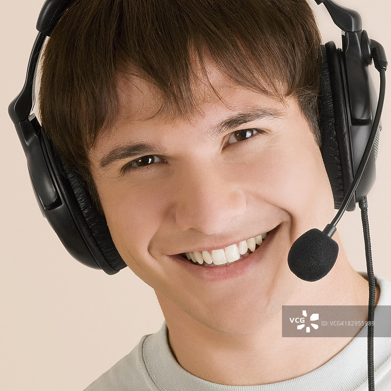 年轻男人听音乐的肖像图片素材