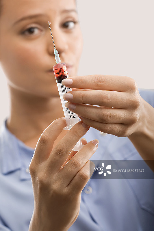 女医生手持注射器图片素材