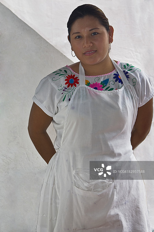 年轻女人背手站立，墨西哥图片素材