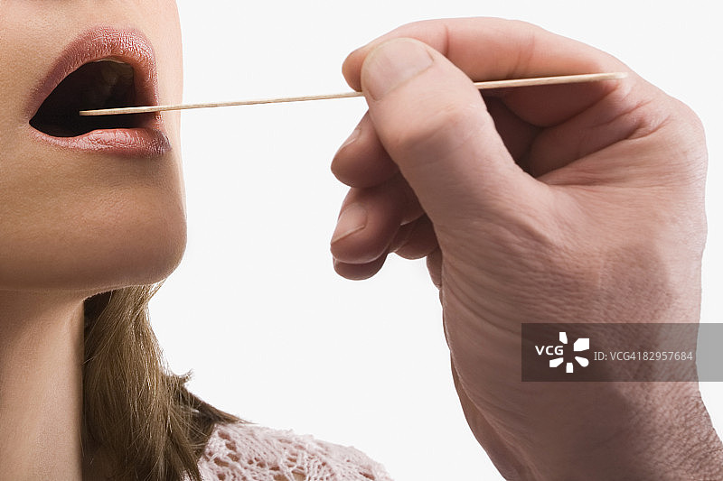 中年妇女接受咽喉检查特写图片素材