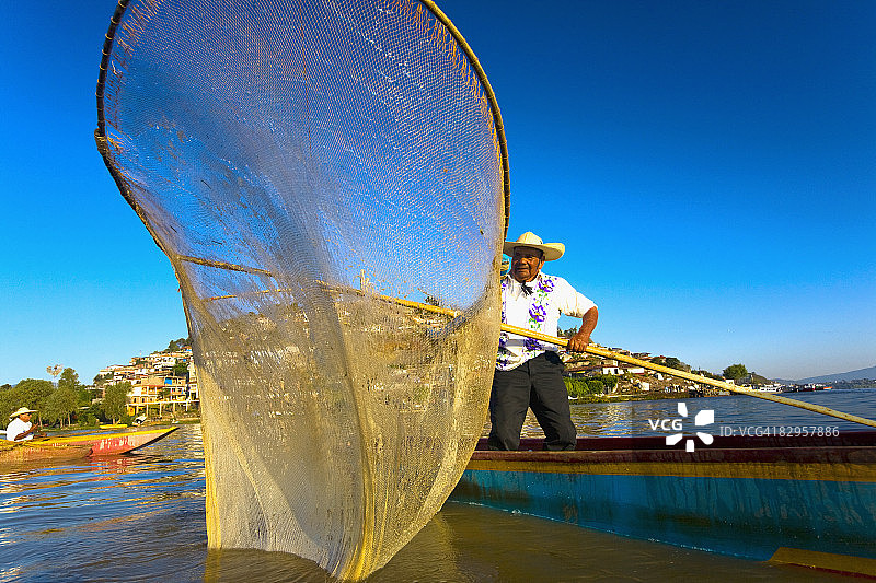 在墨西哥米却肯州帕茨夸罗湖哈尼茨奥岛上，渔民使用蝴蝶渔网捕鱼图片素材