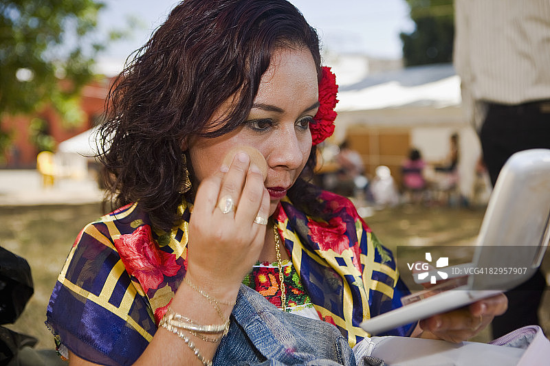 瓦哈卡州，瓦哈卡，墨西哥，女舞者涂抹蜜粉的特写图片素材