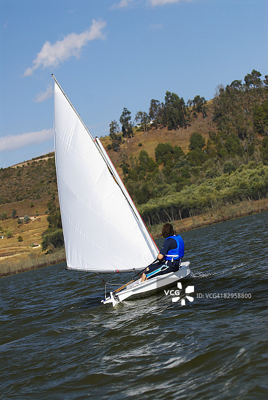 参加帆船比赛的人的侧面轮廓图片素材