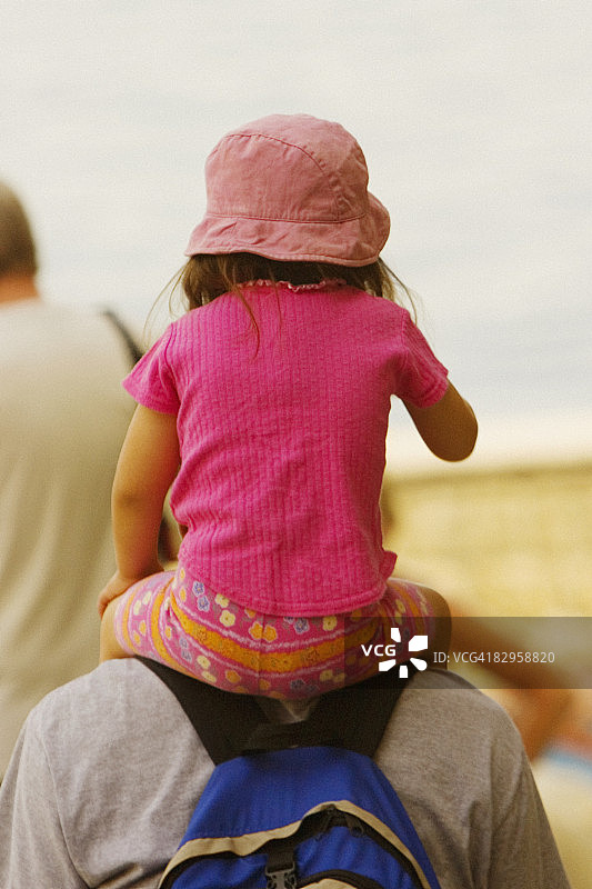 扛着女儿的男人背影，索伦托，意大利坎帕尼亚图片素材