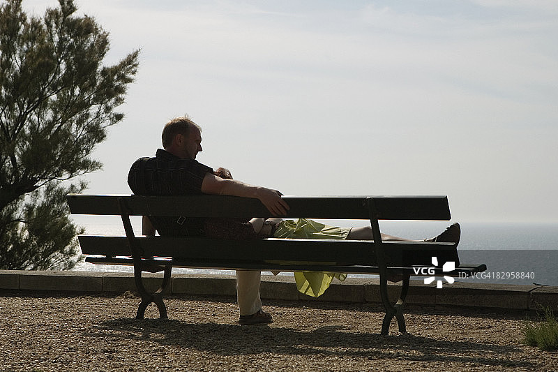 情侣在长椅上，比亚里茨，巴斯克地区，比利牛斯-大西洋省，阿基坦，法国图片素材