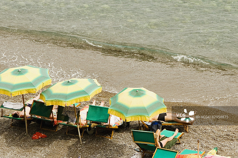 俯视游客在意大利波西塔诺阿马尔菲海岸的躺椅上放松图片素材