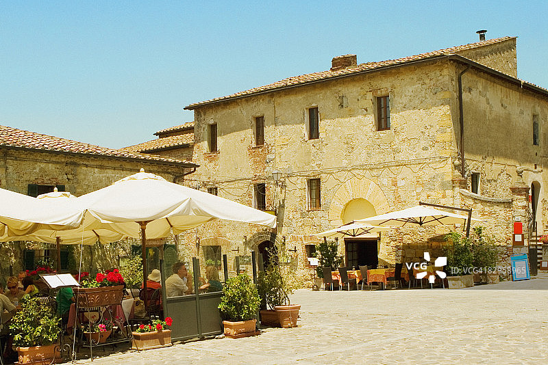 罗马广场人行道咖啡馆的桌椅，位于意大利托斯卡纳锡耶纳省蒙特里吉欧尼图片素材