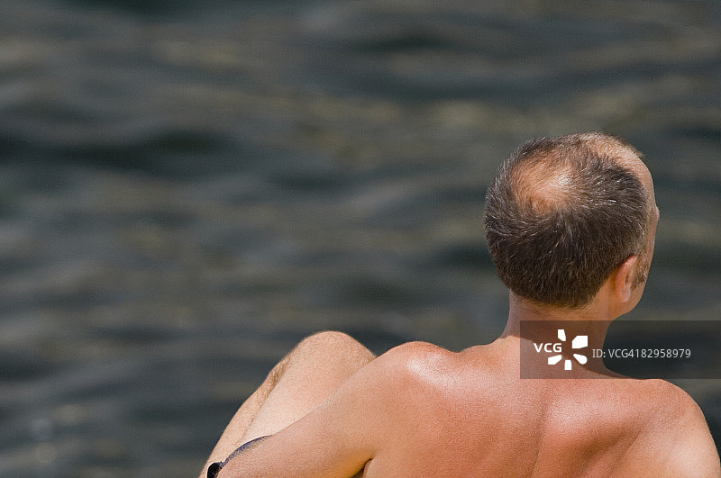 那不勒斯湾的男人背影，意大利坎帕尼亚图片素材