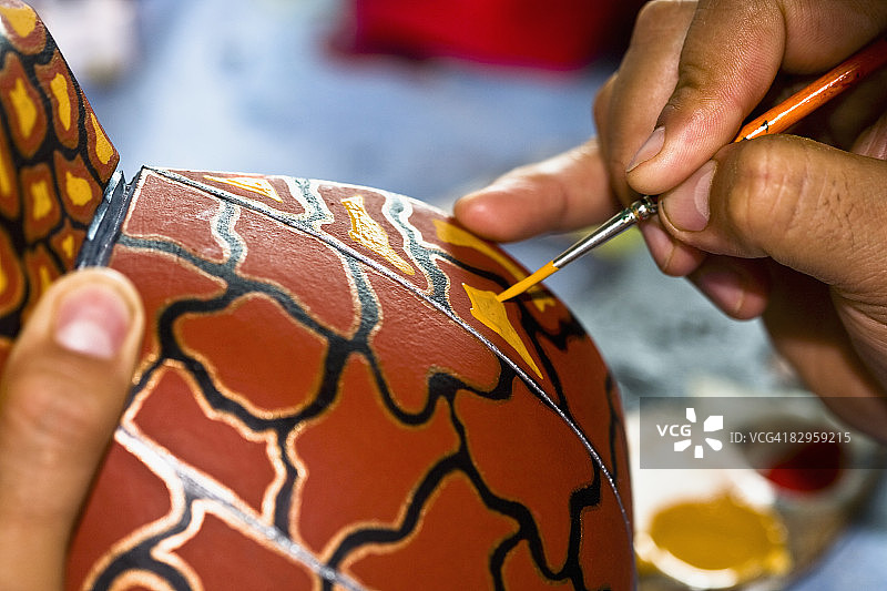 墨西哥瓦哈卡州阿拉索拉，人手绘制陶瓷特写图片素材