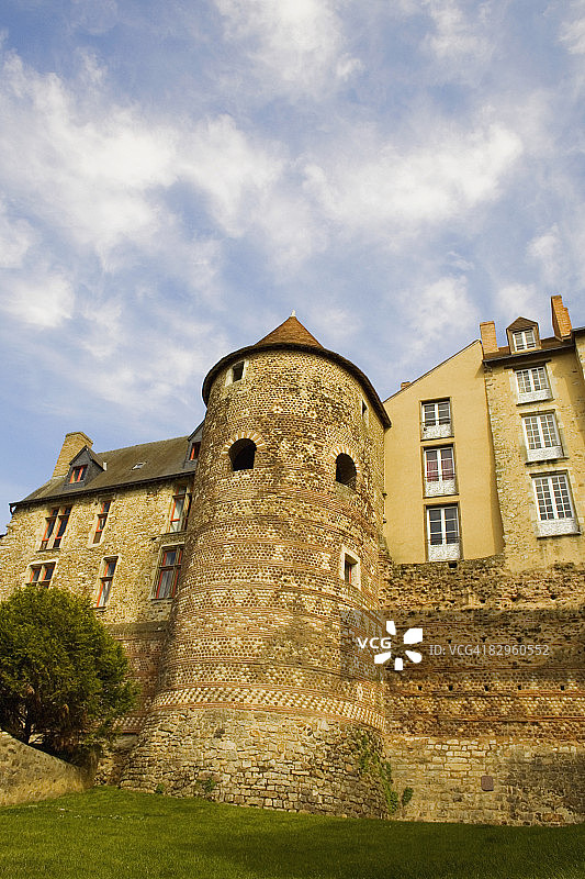 法国勒芒维维耶尔塔建筑的仰视角度图片素材