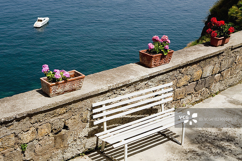 意大利坎帕尼亚那不勒斯海湾索伦托海边的空长椅图片素材