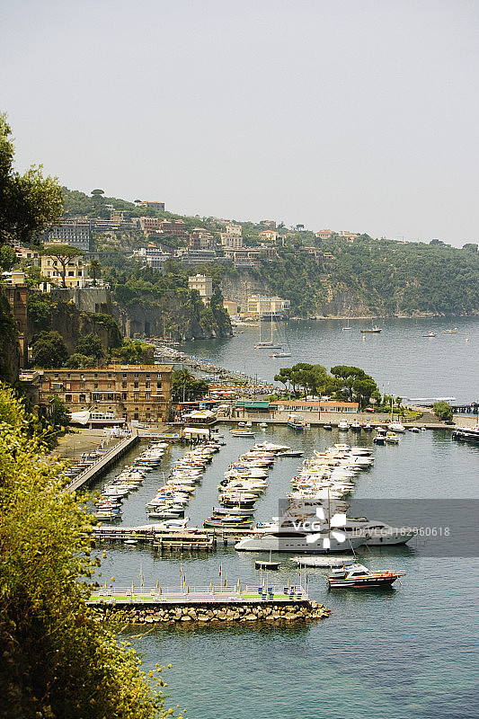 停靠在港口的船只（马里纳格兰德，卡普里，索伦托，索伦托半岛，那不勒斯省，意大利坎帕尼亚）图片素材