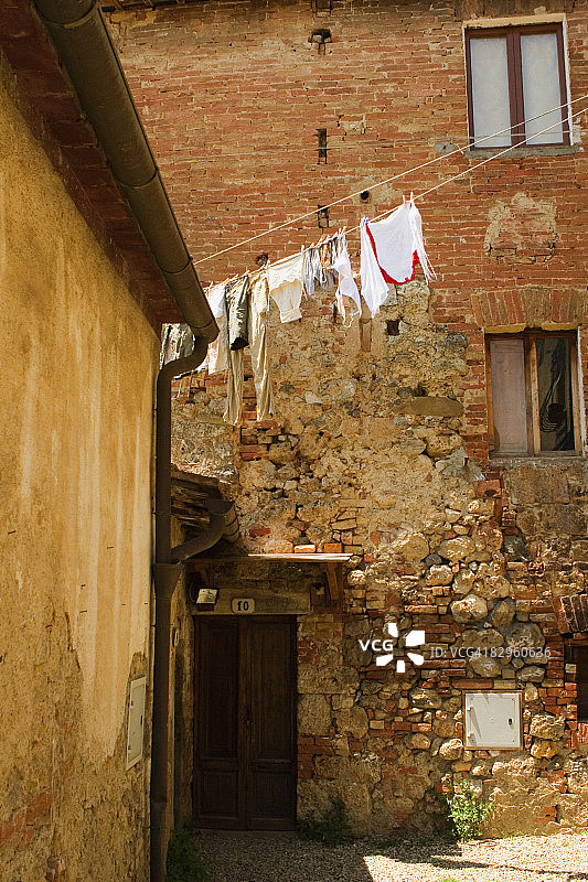 在意大利托斯卡纳锡耶纳省蒙特里久尼晾衣绳上晾干的衣服图片素材