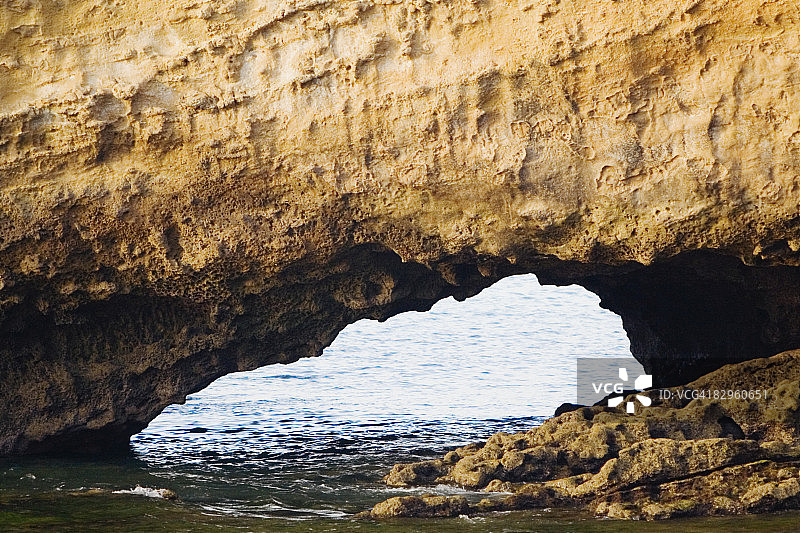 法国阿基坦大区比利牛斯-大西洋省比亚里茨，巴斯克地区，水流过天然拱门图片素材