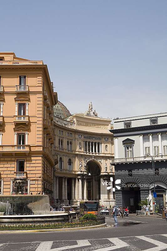 意大利坎帕尼亚那不勒斯翁贝托一世拱廊前的喷泉图片素材