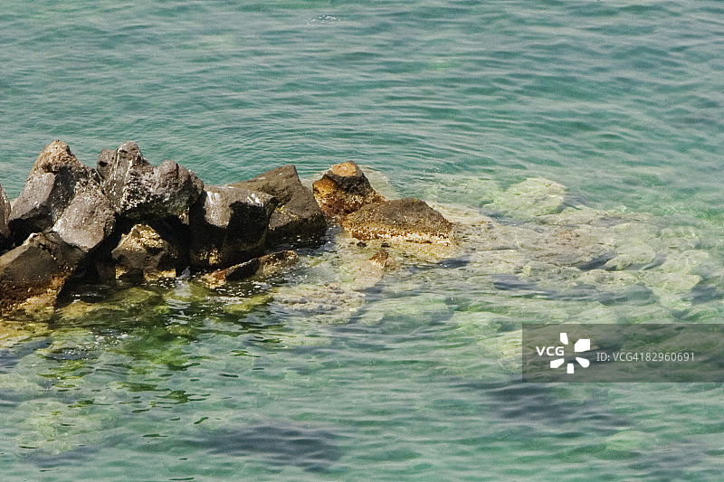 高空俯瞰意大利索伦托那不勒斯湾海中岩层图片素材