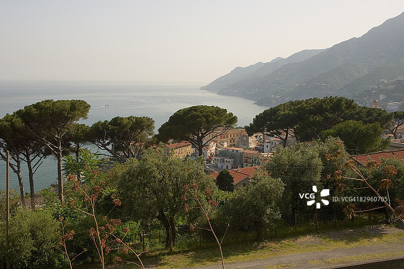 意大利坎帕尼亚萨莱诺阿马尔菲海岸维耶特里苏玛雷小镇高角度景观图片素材