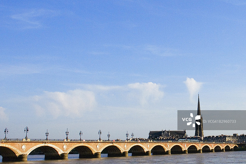 法国波尔多加龙河皮埃尔拱桥图片素材