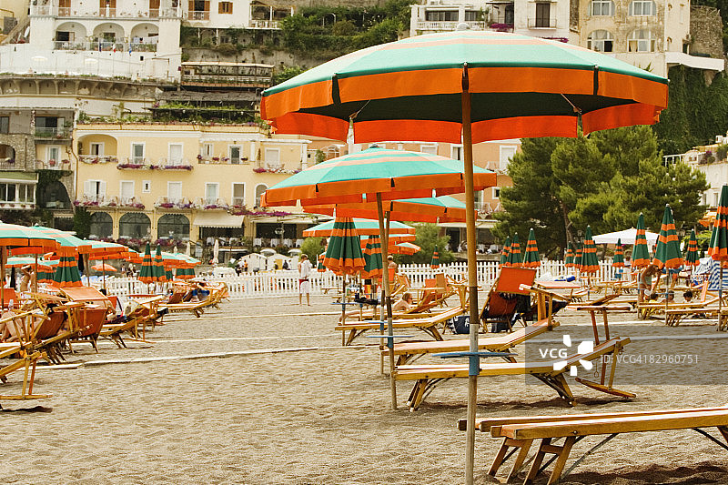 海滩上的躺椅和沙滩伞，意大利坎帕尼亚萨莱诺阿马尔菲海岸波西塔诺格兰德海滩图片素材