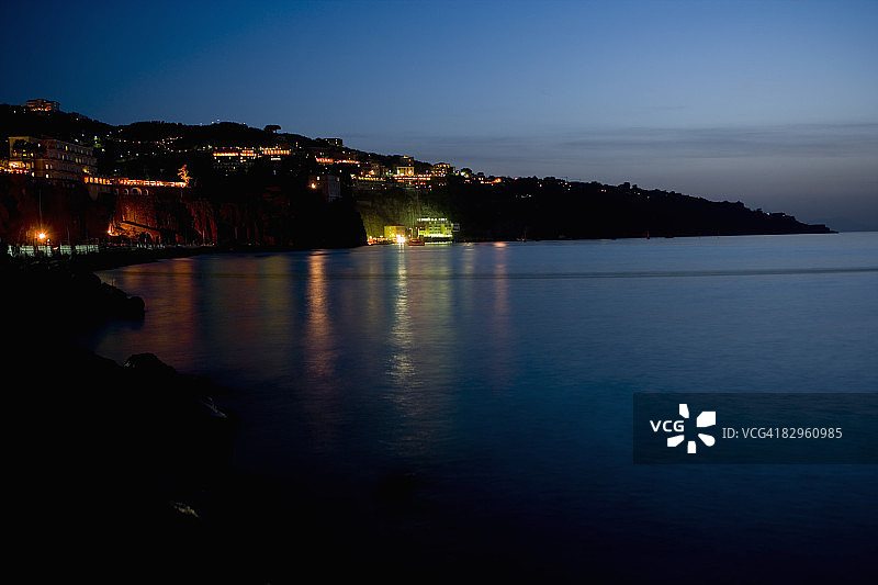 意大利坎帕尼亚索伦托那不勒斯海湾的灯火通明的建筑图片素材