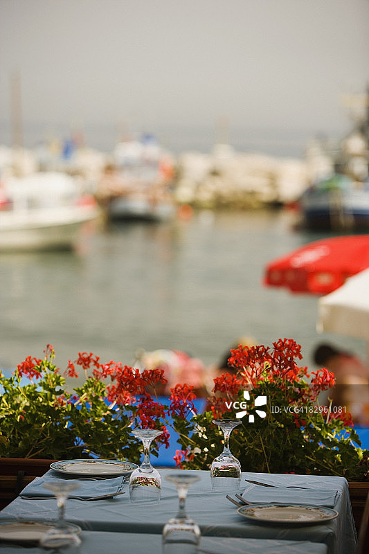 意大利坎帕尼亚那不勒斯索伦托半岛卡普里岛滨海格兰德的餐桌摆设图片素材