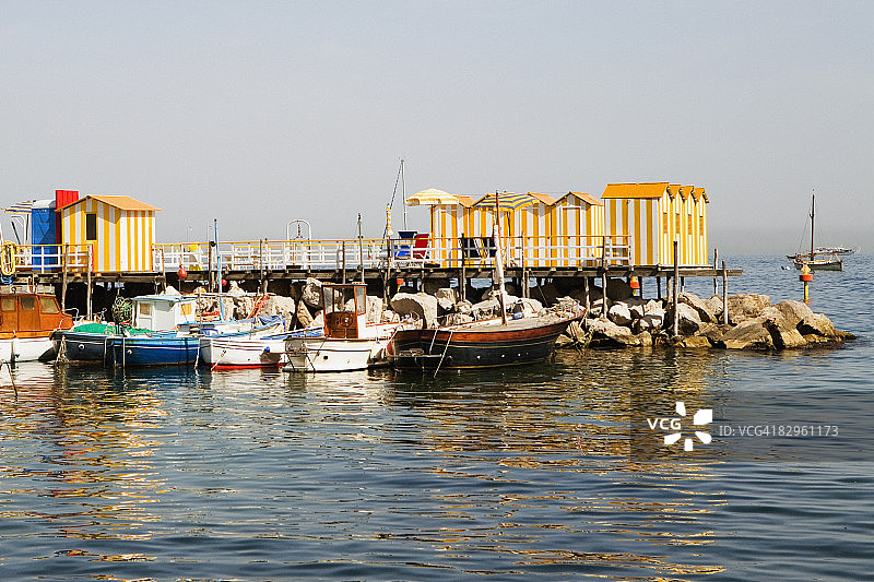 停泊在意大利坎帕尼亚那不勒斯索伦托港口码头的船只图片素材