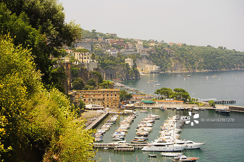 停靠在港口的船只（马里纳格兰德，卡普里，索伦托，索伦托半岛，那不勒斯省，意大利坎帕尼亚）图片素材