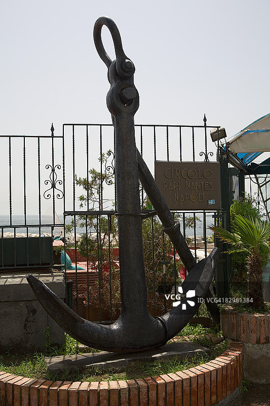 那不勒斯帕特诺佩街的栏杆前的锚，意大利坎帕尼亚那不勒斯省图片素材