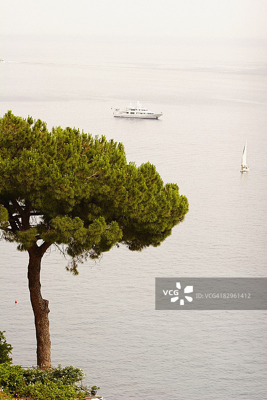 意大利阿马尔菲海岸波西塔诺的游轮和帆船高角度景观图片素材