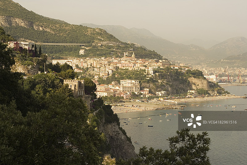 意大利坎帕尼亚萨莱诺阿马尔菲海岸山坡上的城镇图片素材
