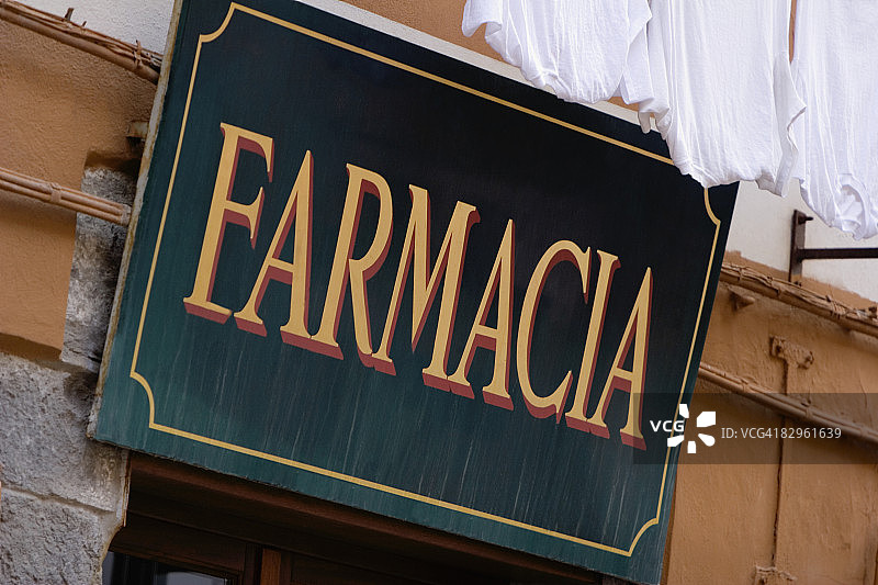 意大利利古里亚五渔村国家公园商业标牌的仰视角度图片素材