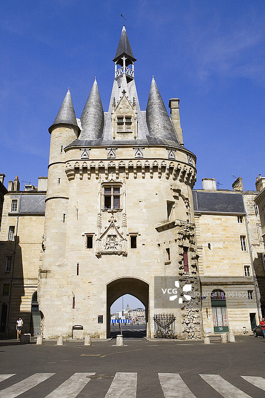 从低角度拍摄的法国波尔多凯约门建筑图片素材