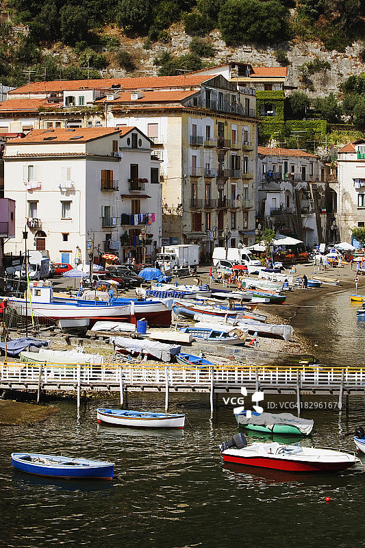 意大利坎帕尼亚那不勒斯索伦托半岛码头船只高角度视图图片素材