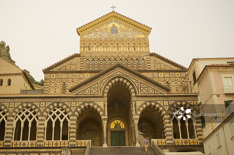 低角度视角：意大利坎帕尼亚萨莱诺阿马尔菲圣安德烈大教堂图片素材